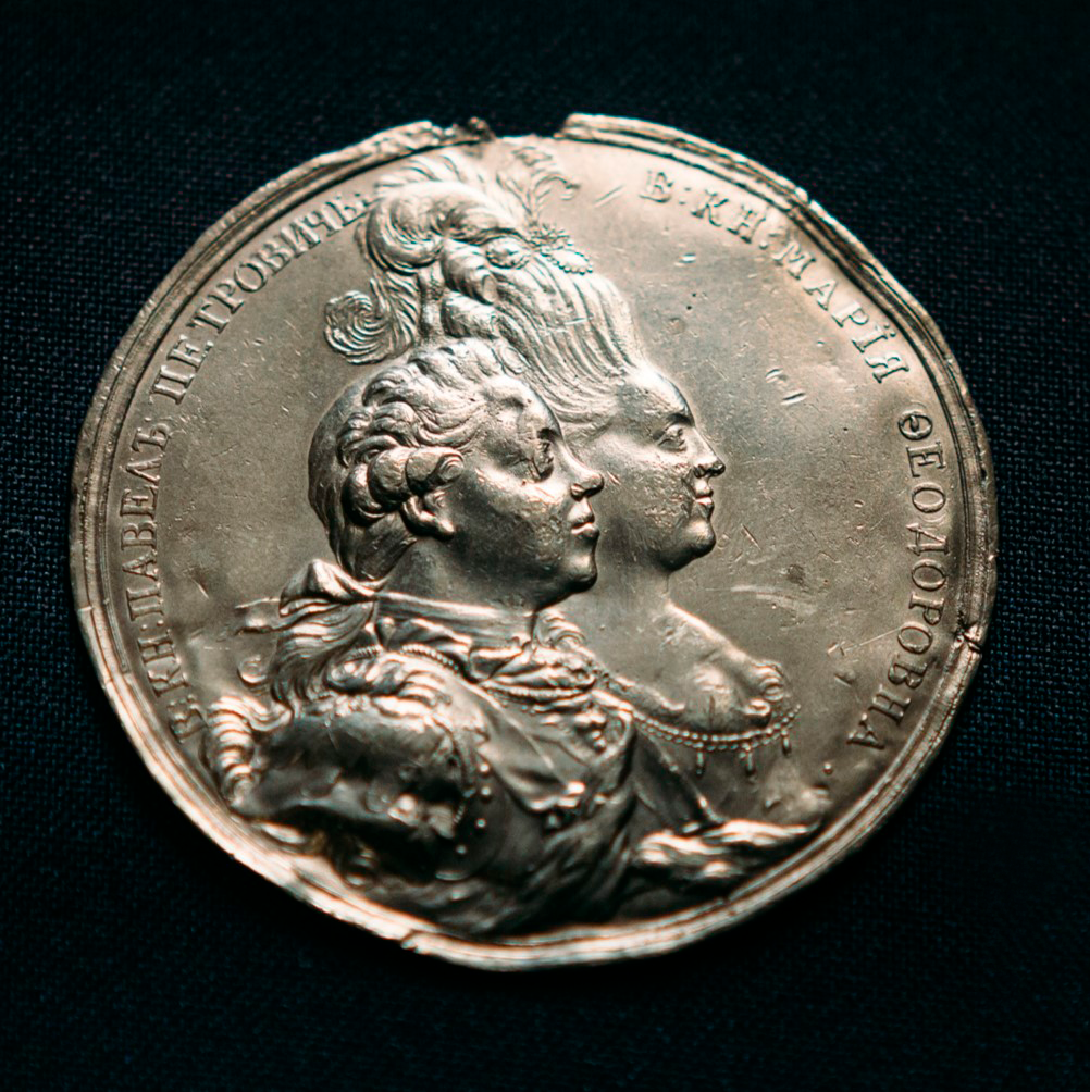 Медальон с портретами Великого князя Павла Петровича и Великой княгини Марии Фёдоровны. 1776-1778. Россия Бронза, чеканка, патинирование